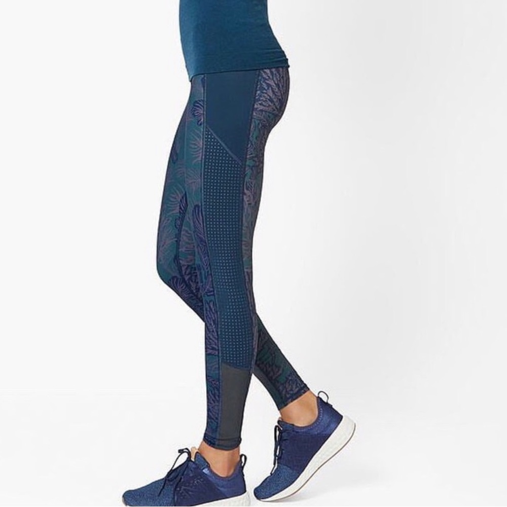 Sweaty Betty Zero Gravity Grain Floral Leggings Short NWT Size Small color Blue
